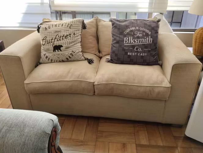 <p>Vendo sofa 2 cuerpos y rack alto con librero y cajones</p>