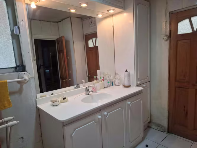 <p>Vendo  Amplio Vanitorio por cambio de casa</p>