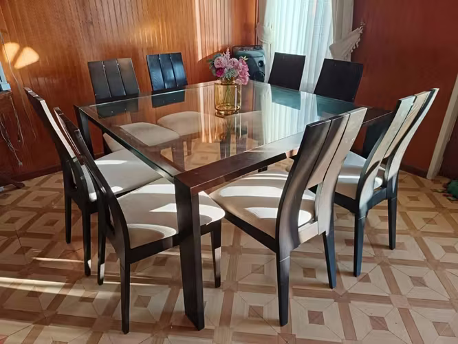<p>Mesa de comedor con 8 sillas</p>
