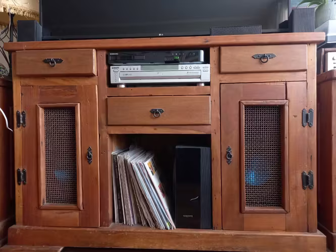 <p>Vendo rack TV de roble macizo</p>