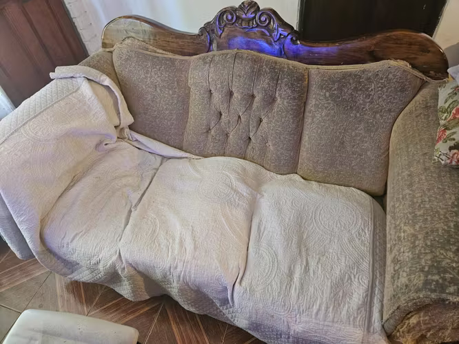 <p>SE VENDE PARA RESTAURAR SOFÁ ANTIGUO DE MADERA MACIZA TALLADA</p>