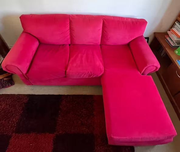 <p>Sofá seccional rojo de felpa</p>