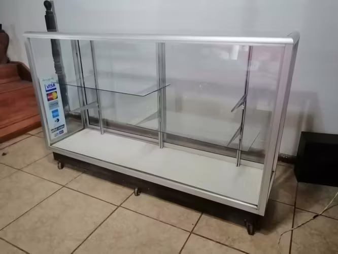 <p>Vitrina de vidrio y aluminio (precio conversable)</p>