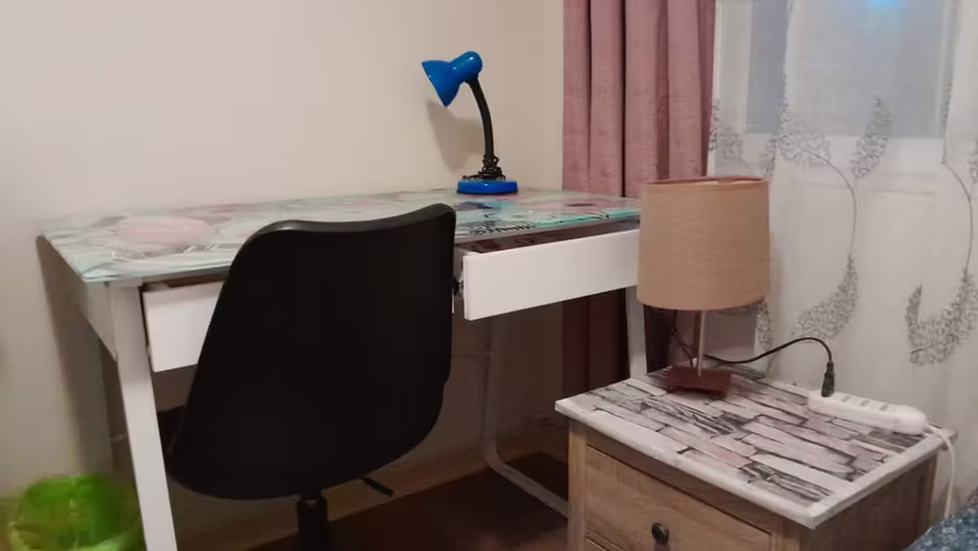 <p>SILLA ESCRITORIO, VELADOR Y LAMPARAS</p>