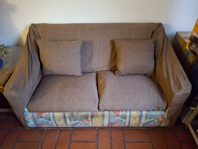 <p>Sofá Cama forrado y con colchón.</p>