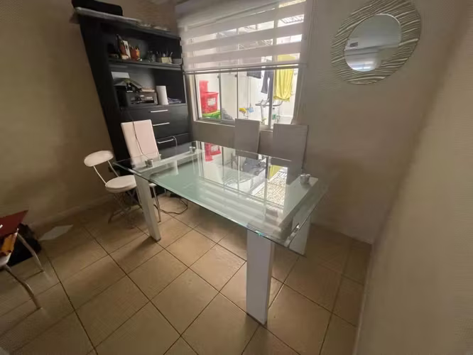 <p>Mesa de vidrio + 4 sillas</p>