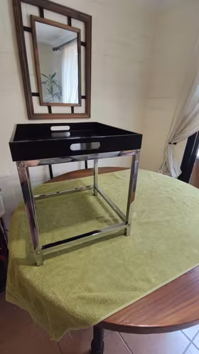 <p>Mesa lateral con bandeja</p>