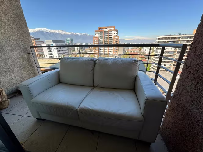 <p>Sofá blanco 2 cuerpos tipo cuero</p>