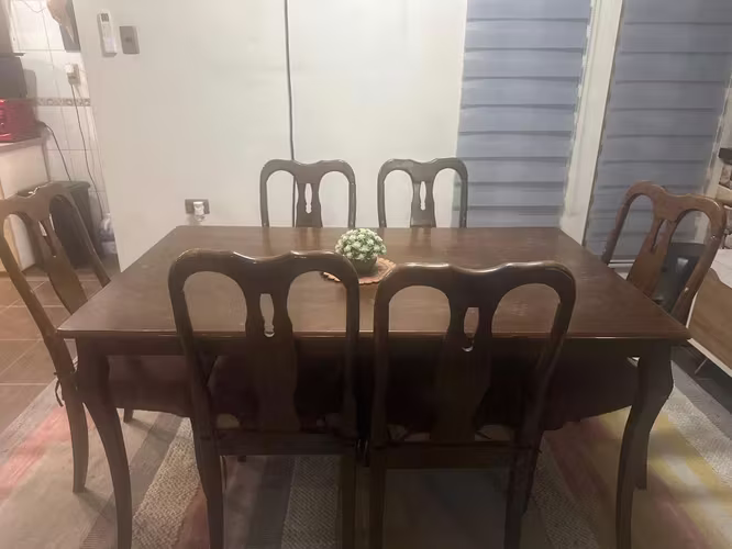 <p>Comedor usado de madera</p>