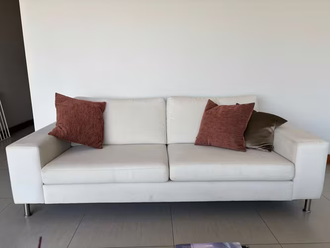 <p>Sofá de 2 y 1/2 cuerpos BoConcept color blanco invierno</p>