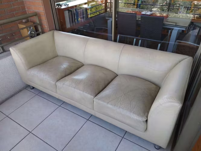 <p>SOFA CUERO 3 CUERPOS</p>