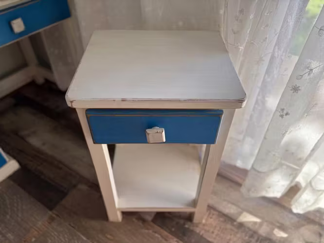 <p>Juego de escritorio y velador</p>