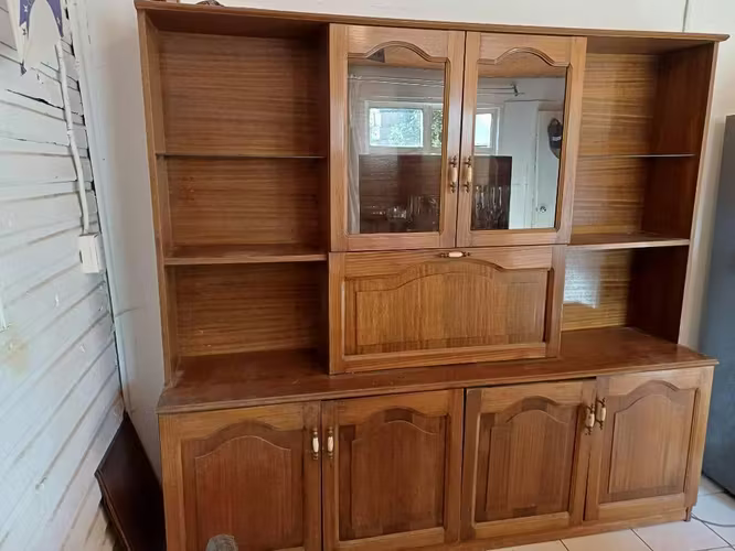 <p>VENDO BIBLIOTECA ANTIGUA</p>