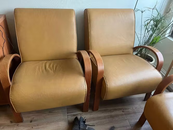 <p>Living eco cuero para restaurar</p>