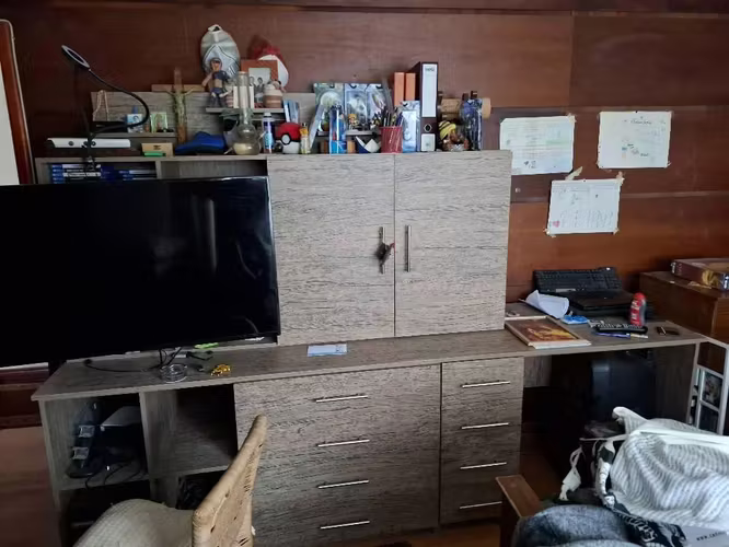 <p>Closet grande y Escritorio con Rak grande</p>