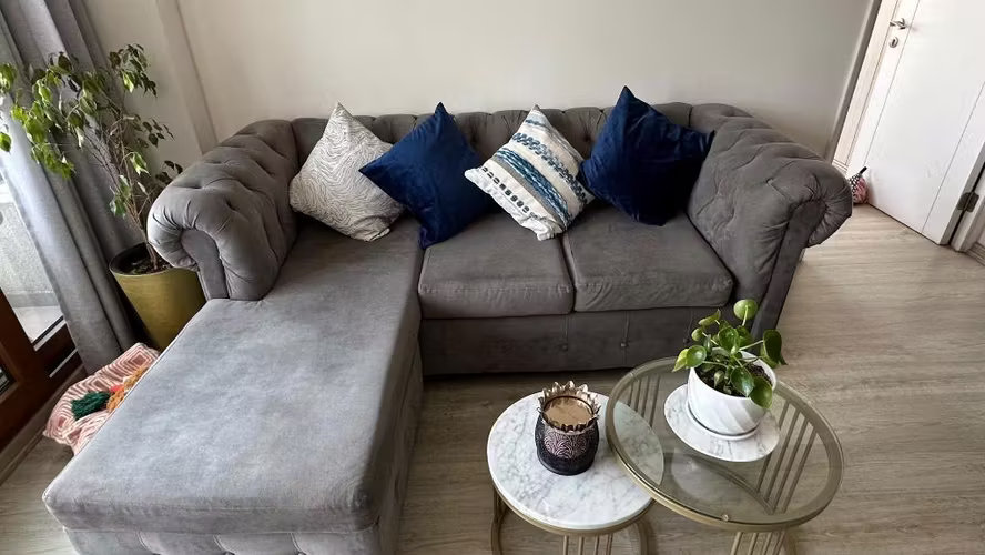 <p>Sofá seccional gris</p>