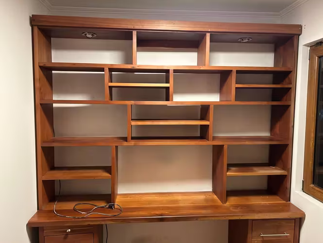 <p>Vendo hermoso mueble escritorio y repisa de madera noble en rauli</p>