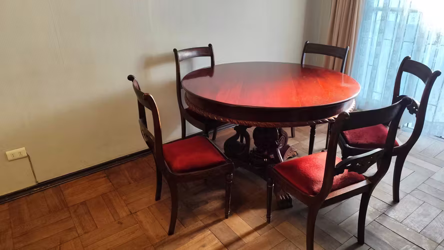 <p>Comedor de estilo con 6 sillas</p>