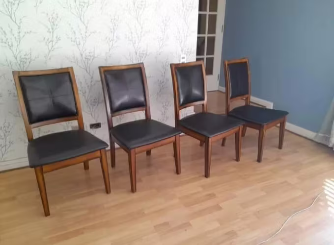 <p>Sillas de Comedor Rosen</p>