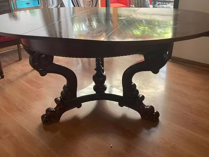 <p>Comedor con 6 sillasredonso de caoba</p>