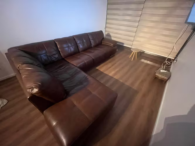 <p>Sofá Esquinero en L de Cuero – Marca Rosen | Como Nuevo</p>