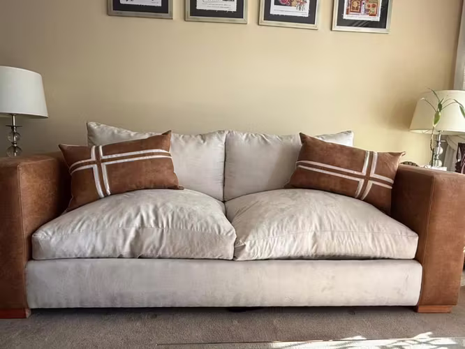 <p>Sofá dos cuerpos usado, vende por traslado</p>