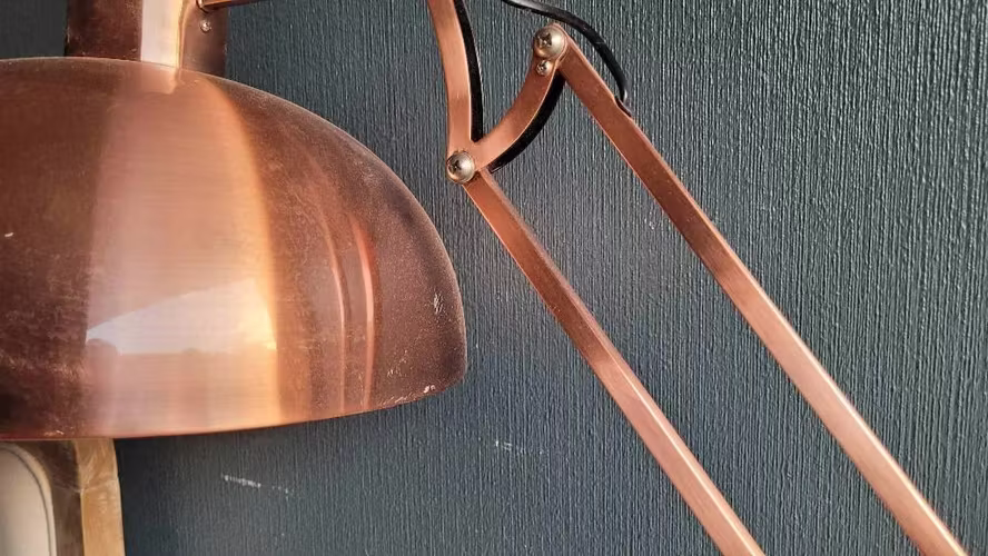 <p>Lámpara de pie de metal</p>