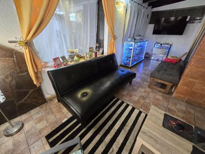 <p>Futón de cuero negro</p>