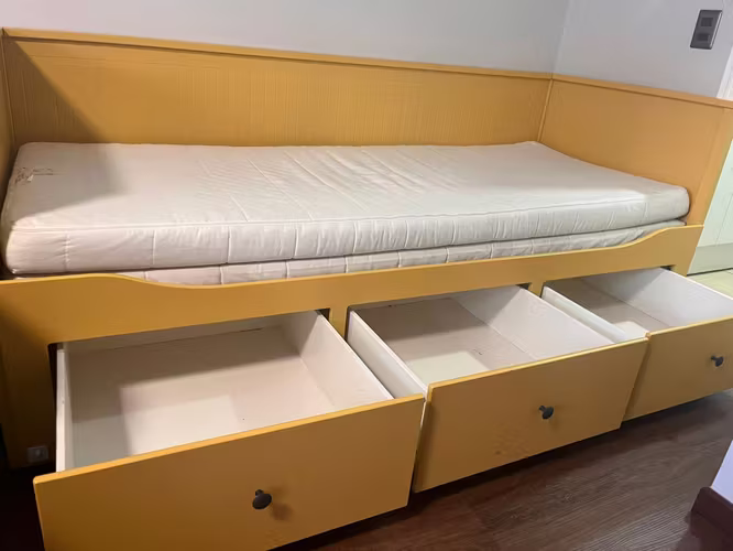<p>Sofá cama Hedmes, Daybed con 3 cajones y 2 colchones (IKEA)</p>