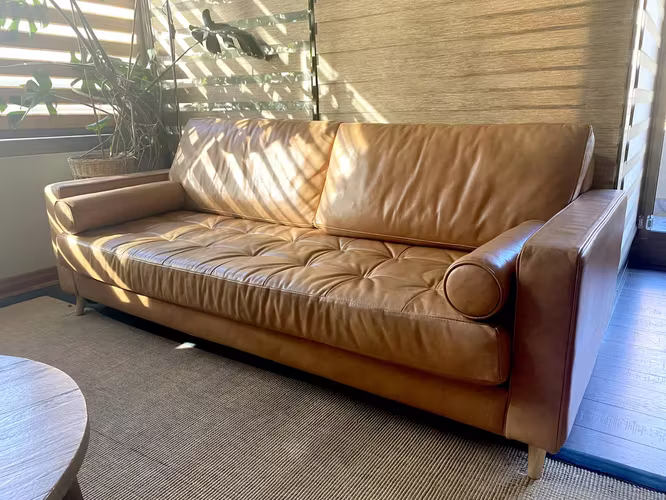 <p>Sofá de cuero 3 cuerpos</p>