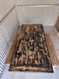 <p>mesa de terraza con 2 bancas. De madera con fierro. muy resistentes al sol y peso</p>