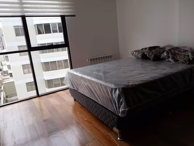 <p>Trío flamante: Cama box Spring 2 plazas. Sillón 2 cuerpos. Mesa jardín con sillas *solo wapp</p>