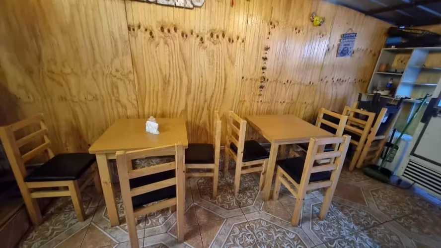 <p>MESAS CON 4 SILLAS DE MADERA</p>