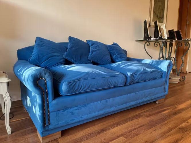 <p>Vendo Lindo Sofá 2 cuerpos tapizado hace 2 años en color azul</p>