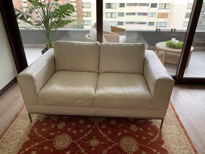 <p>Sillón de dos cuerpos de cuero blanco</p>