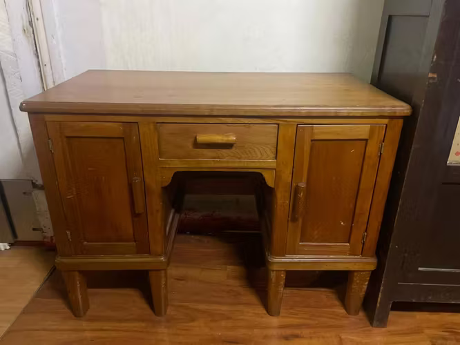 <p>Tocador de madera nativa antiguo</p>