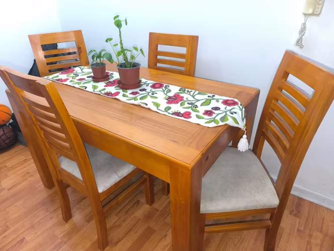 <p>Comedor de madera 4 puestos</p>
