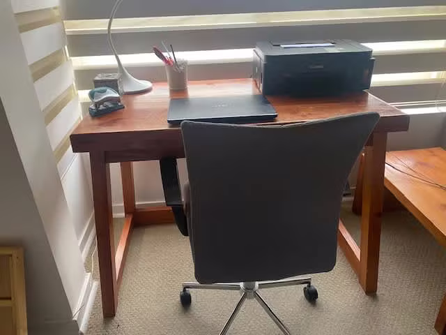 <p>Lindo y amplio escritorio  de madera de alerce</p>