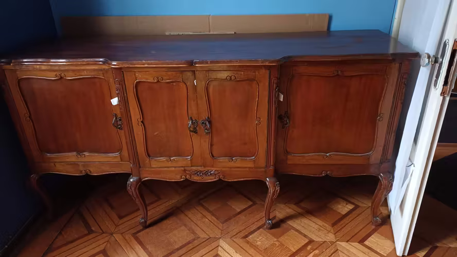 <p>Vendo Muebles Antiguos estilo Normando (1 Bife, 2 Sitiales, 2 Sillas)</p>