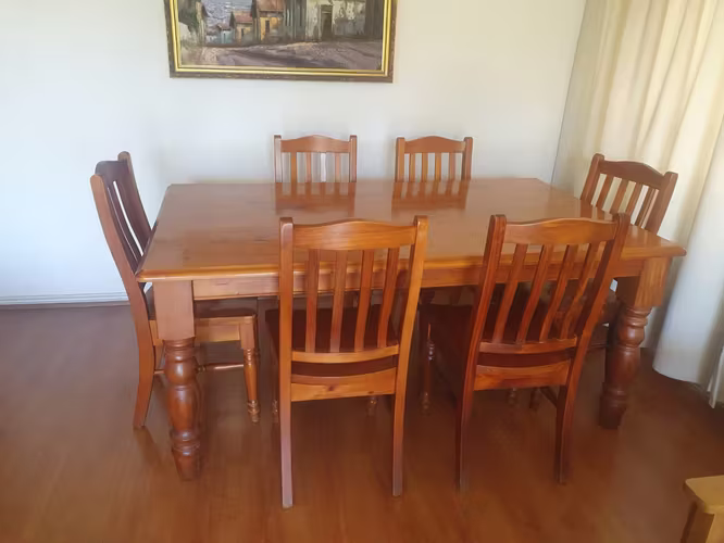 <p>Vendo Comedor con 6 sillas</p>