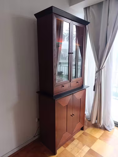 <p>Vitrina Iluminada Vidrio y Madera</p>