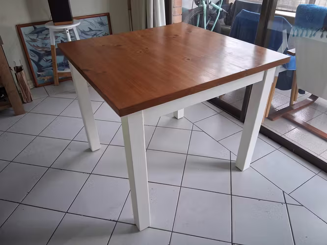 <p>VENDO MESA DE COMEDOR.</p>