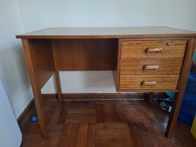 <p>VENTA DE ESCRITORIO -  EXCELENTE ESTADO</p>