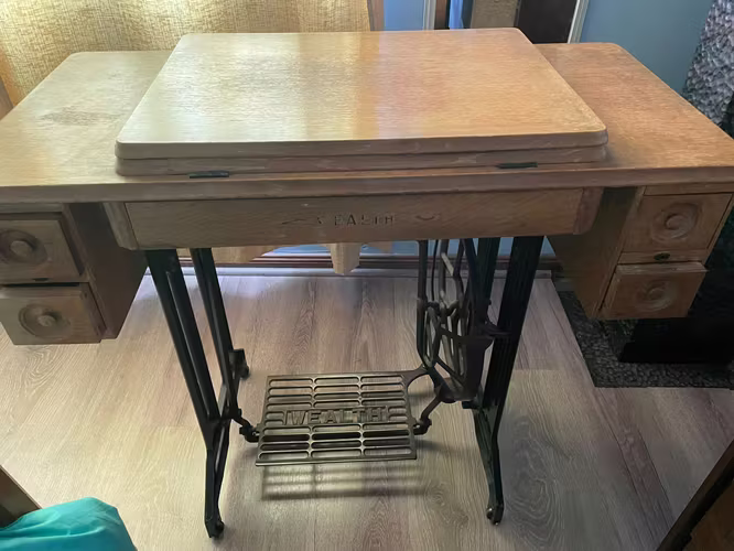 <p>Máquina de coser Wealth antigua</p>