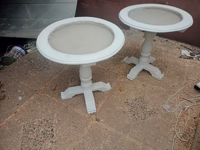 <p>Conjunto mesas de centro laterales talladas, con vidrio sobre la cubierta.</p>