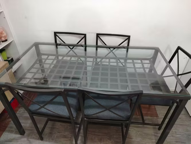 <p>Mesa comedor con 5 sillas</p>