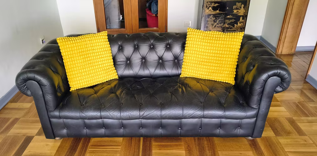 <p>SOFA 100% CUERO 3 CUERPOS</p>