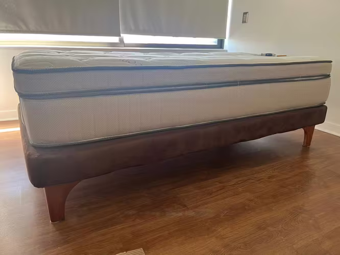 <p>2 Colchones + base europea 1 1/2 plaza</p>