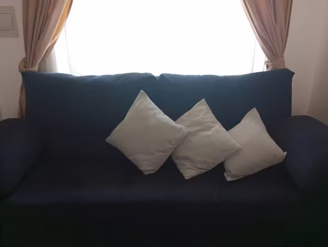 <p>Se vende hermoso sofa color negro de felpa</p>