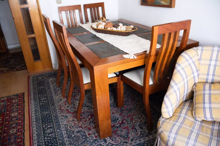 <p>Mesa Comedor de Raulí con 6 sillas</p>